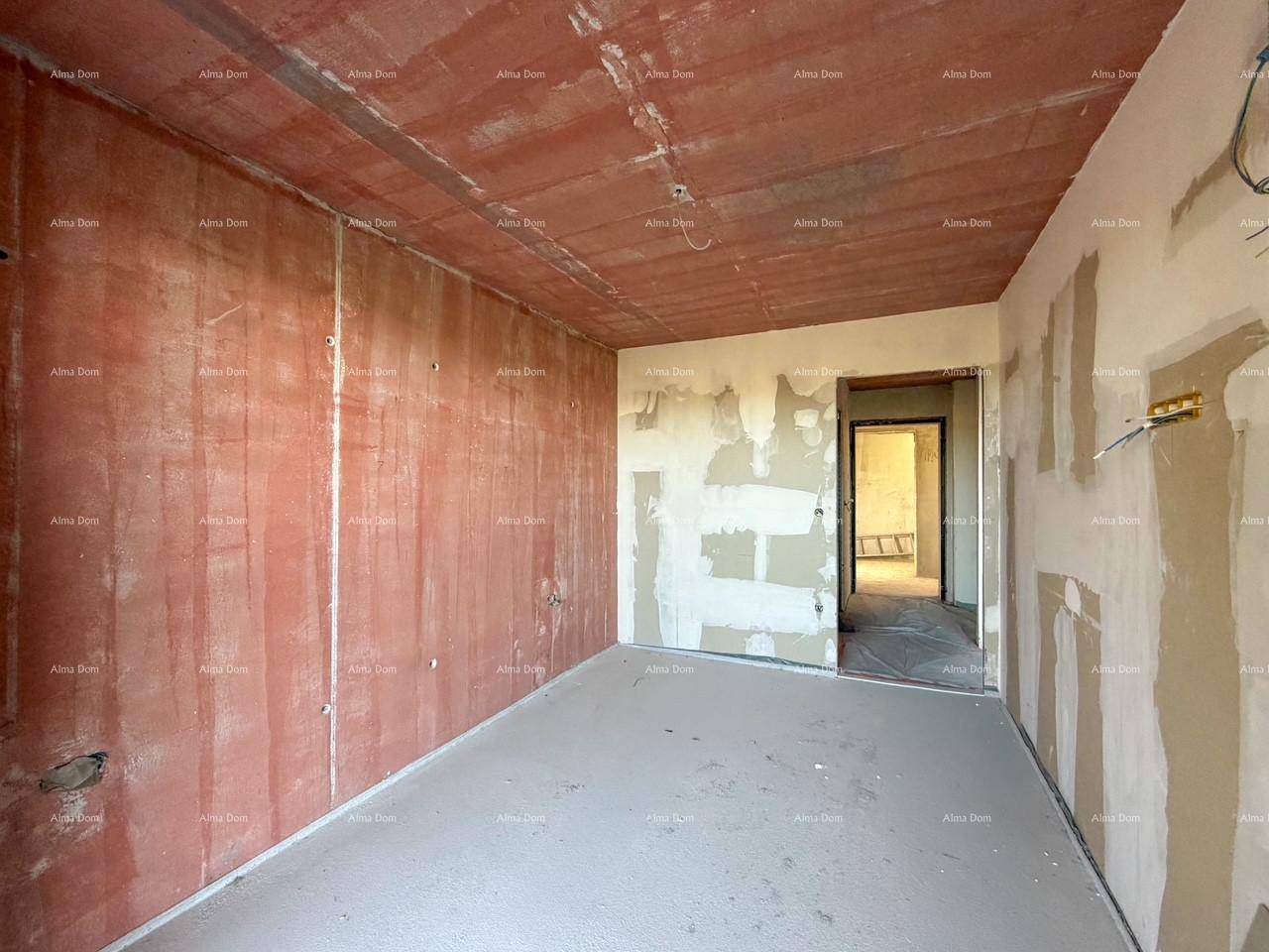 Unfertiger Raum im Rohbau mit unverputzten Wänden und Blick in einen weiteren Raum.