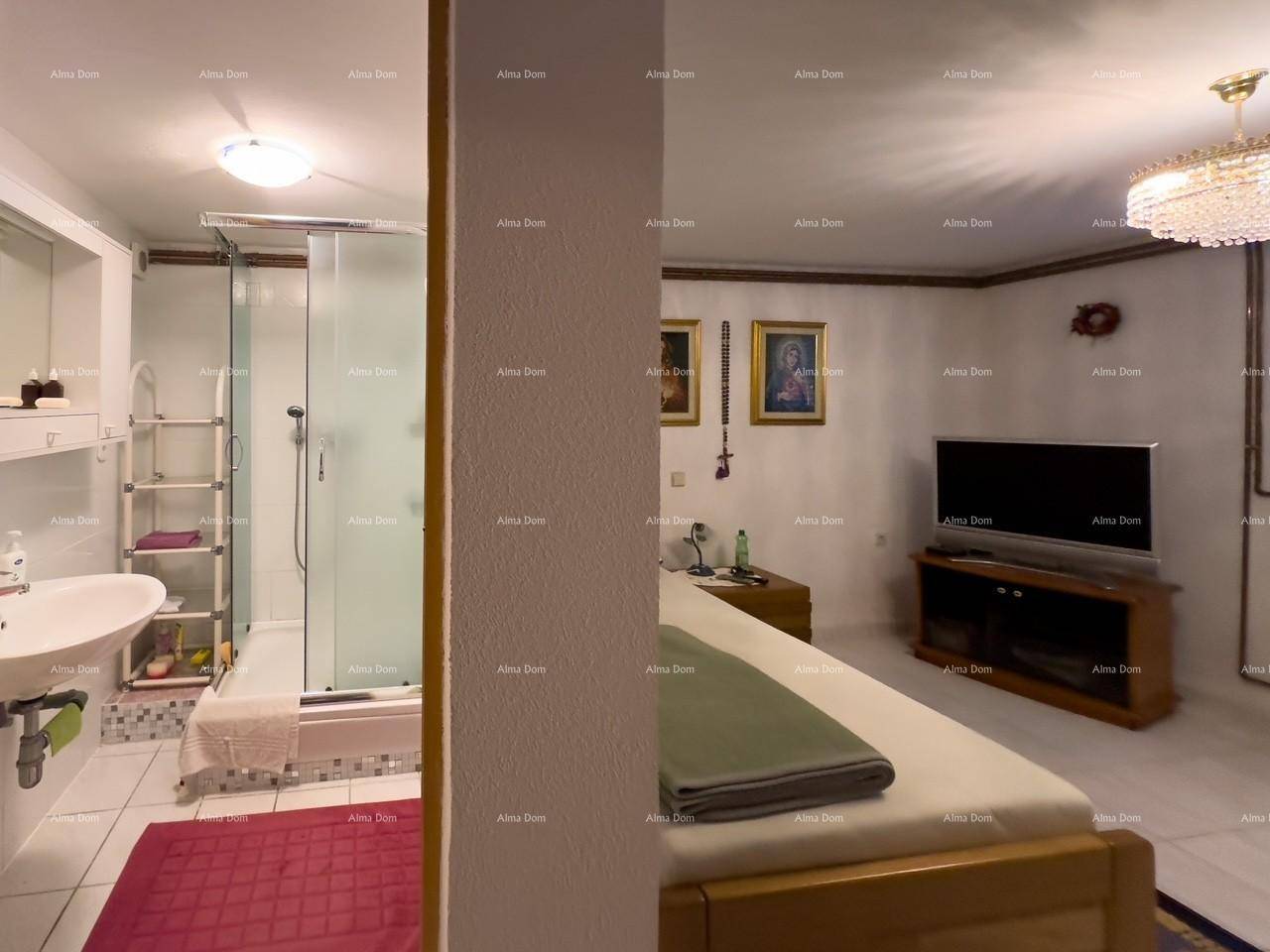 Geteiltes Bild zeigt ein Badezimmer mit Dusche und ein Schlafzimmer mit Bett und Fernseher.