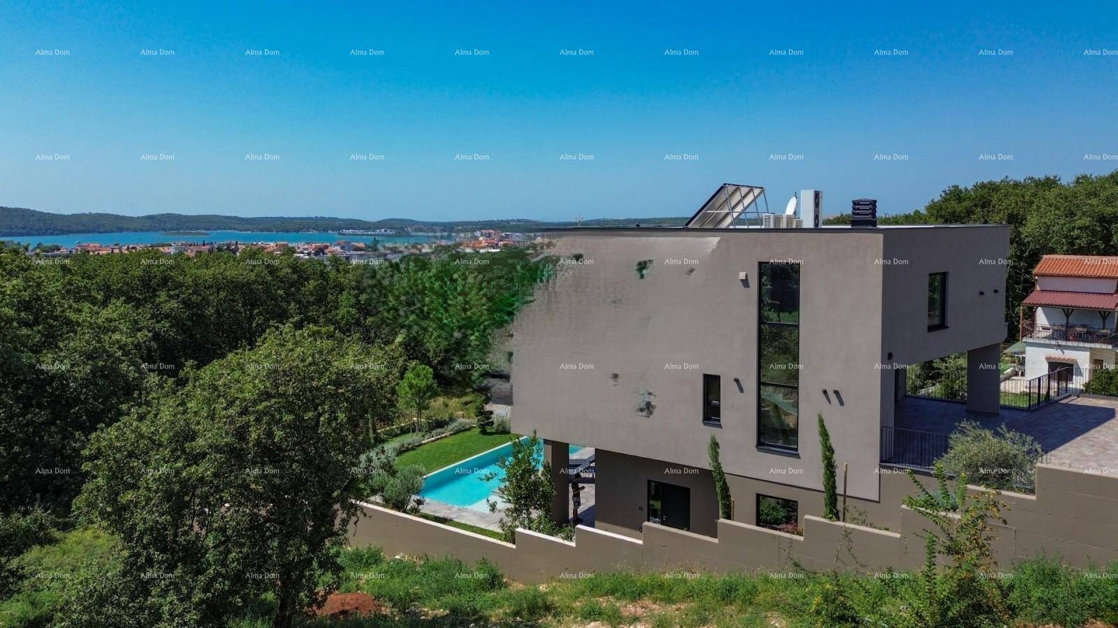 Panoramablick auf die moderne Villa mit Pool und die umliegende Landschaft mit Meerblick.