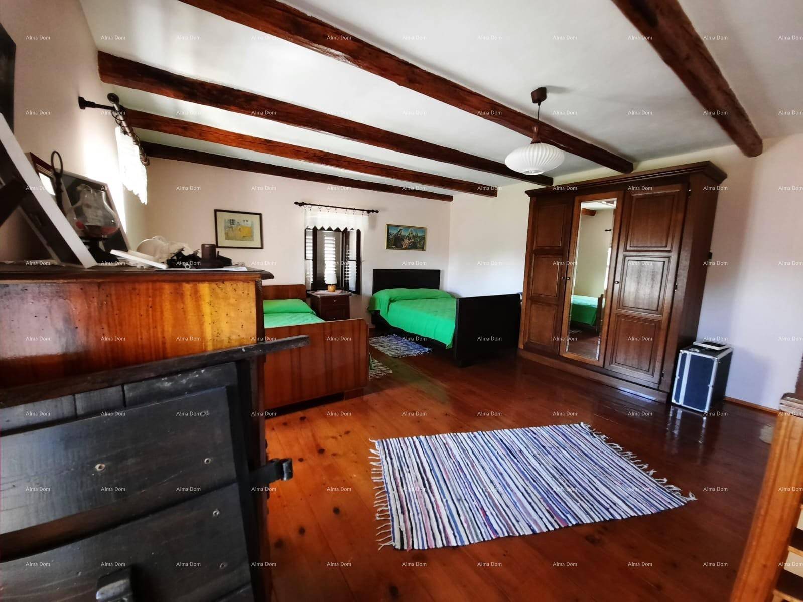 Traditionelles Schlafzimmer mit Holzbalken, Holzmöbeln und Teppichen auf dem Holzboden.
