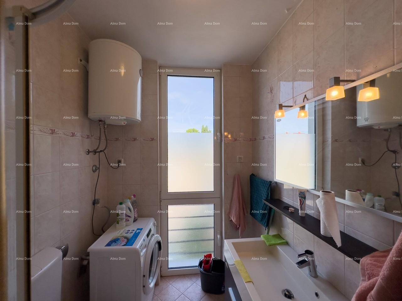 Funktionales Badezimmer mit Waschbecken, Spiegel, Toilette und Waschmaschine.
