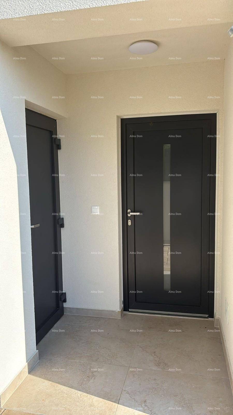 Zwei moderne Eingangstüren in einem hellen Flur mit Fliesenboden, die zu den Wohneinheiten führen.