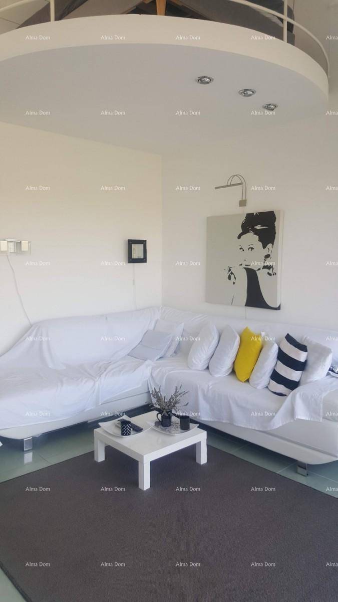 Modernes Wohnzimmer mit weißem Ecksofa, minimalistischer Dekoration und viel Tageslicht.