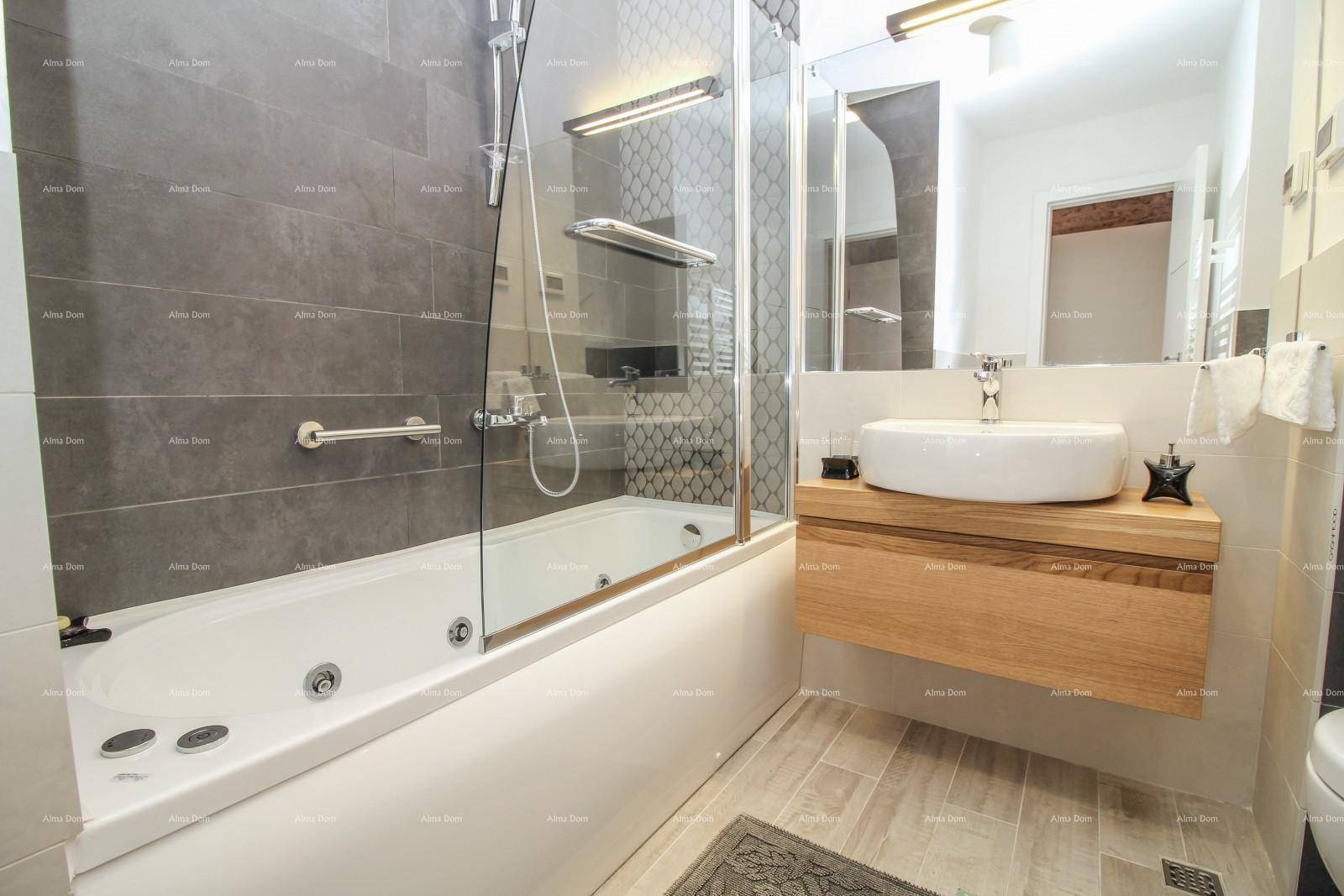 Elegantes Badezimmer mit Badewanne, Glasabtrennung und stilvollem Holzwaschtisch.