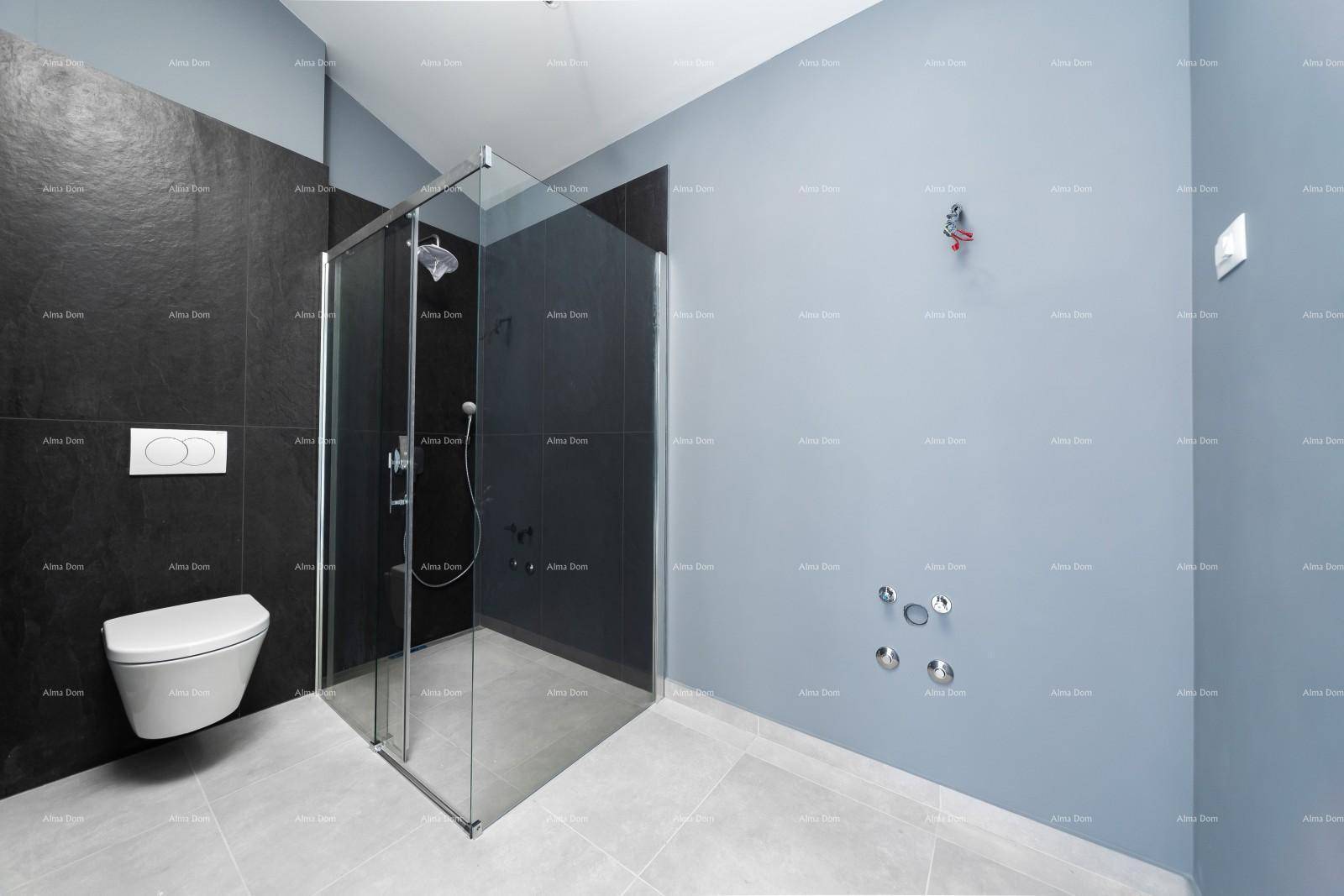 Modernes Badezimmer im Bau mit Wand-WC und großer Duschkabine, bereit für die Endmontage.