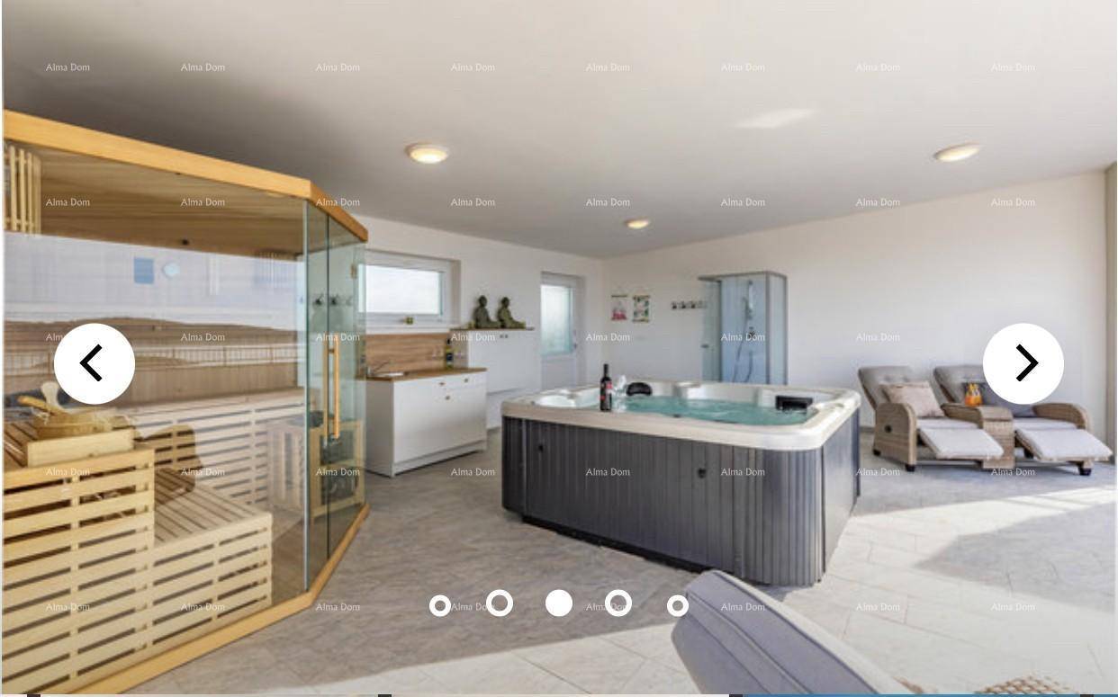 Moderner Wellnessbereich mit Sauna, Whirlpool und Entspannungsliegen für pure Erholung.