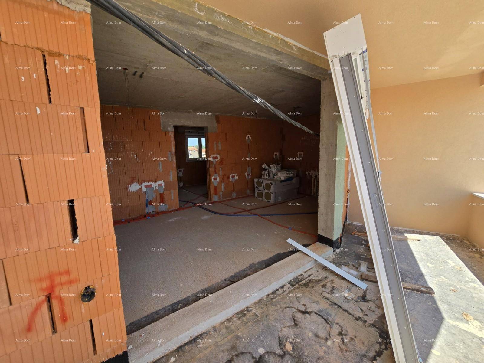 Rohbau-Innenraum mit unverputzten Ziegelwänden und einem großen Durchbruch zu einem zukünftigen Außenbereich.