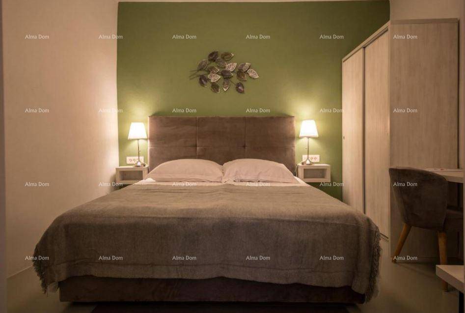 Gemütliches Schlafzimmer mit Doppelbett, Nachttischen und Kleiderschrank.