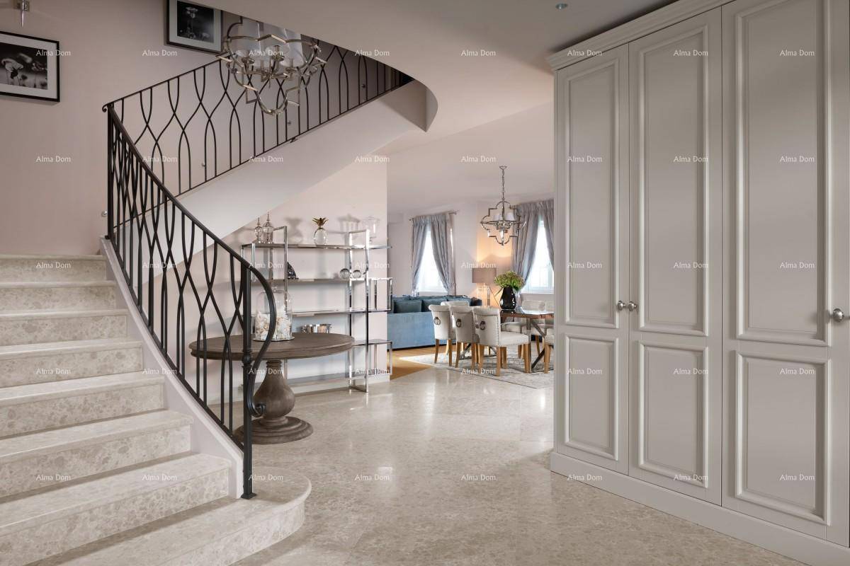 Eleganter Eingangsbereich mit geschwungener Marmortreppe und hohen Decken.
