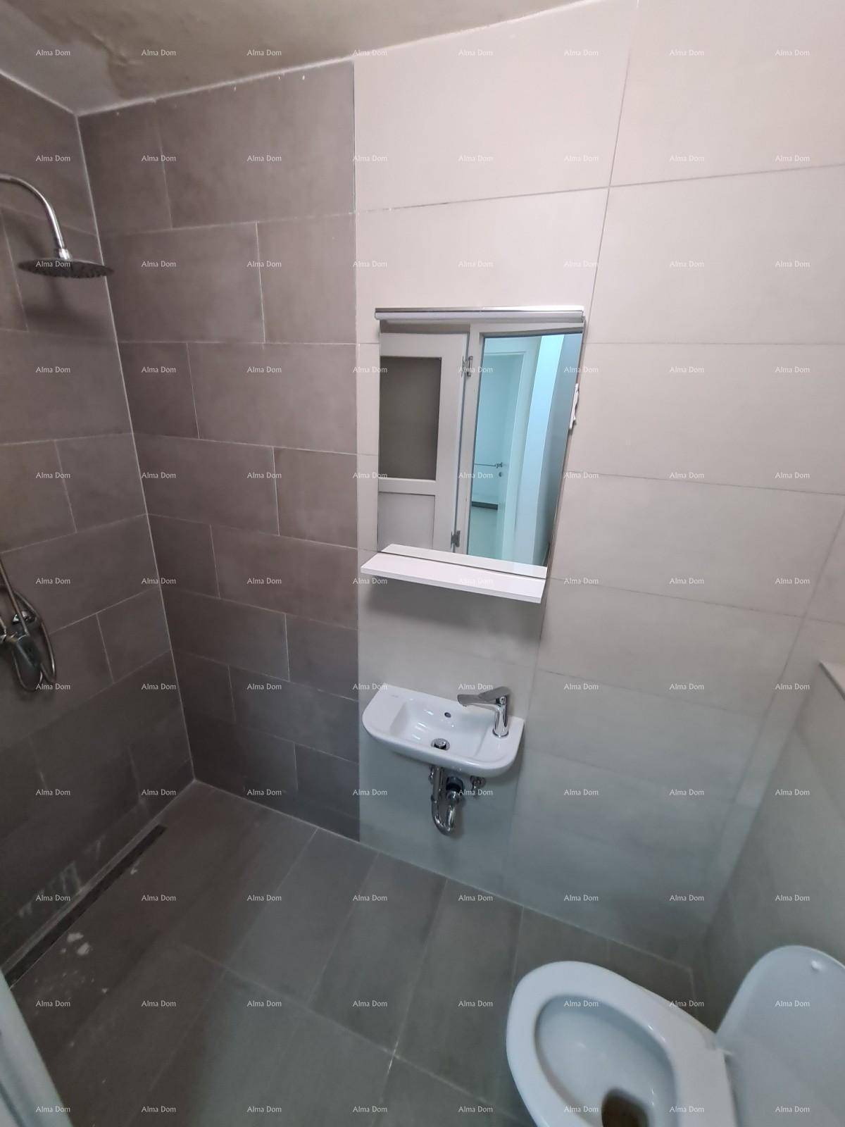 Modernes Badezimmer mit Dusche, Waschbecken und WC, in hellen Grautönen gefliest.