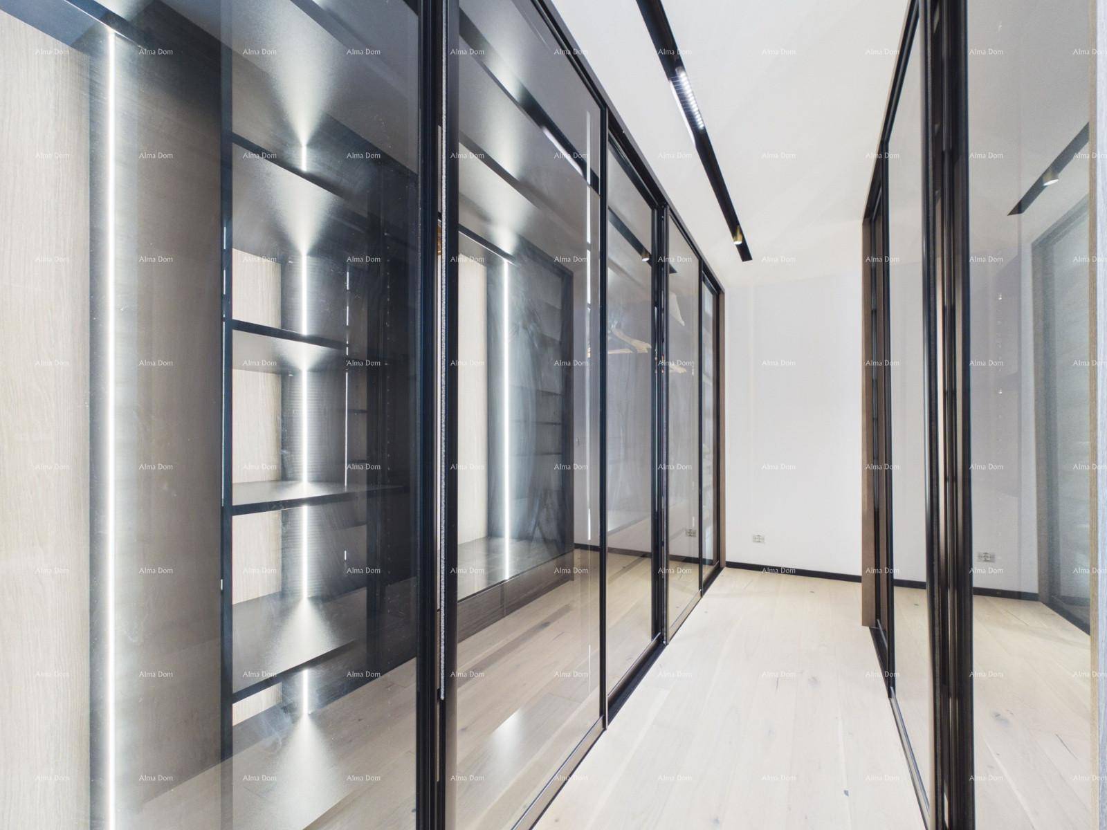 Moderner begehbarer Kleiderschrank mit eleganten Glastüren und indirekter Beleuchtung.
