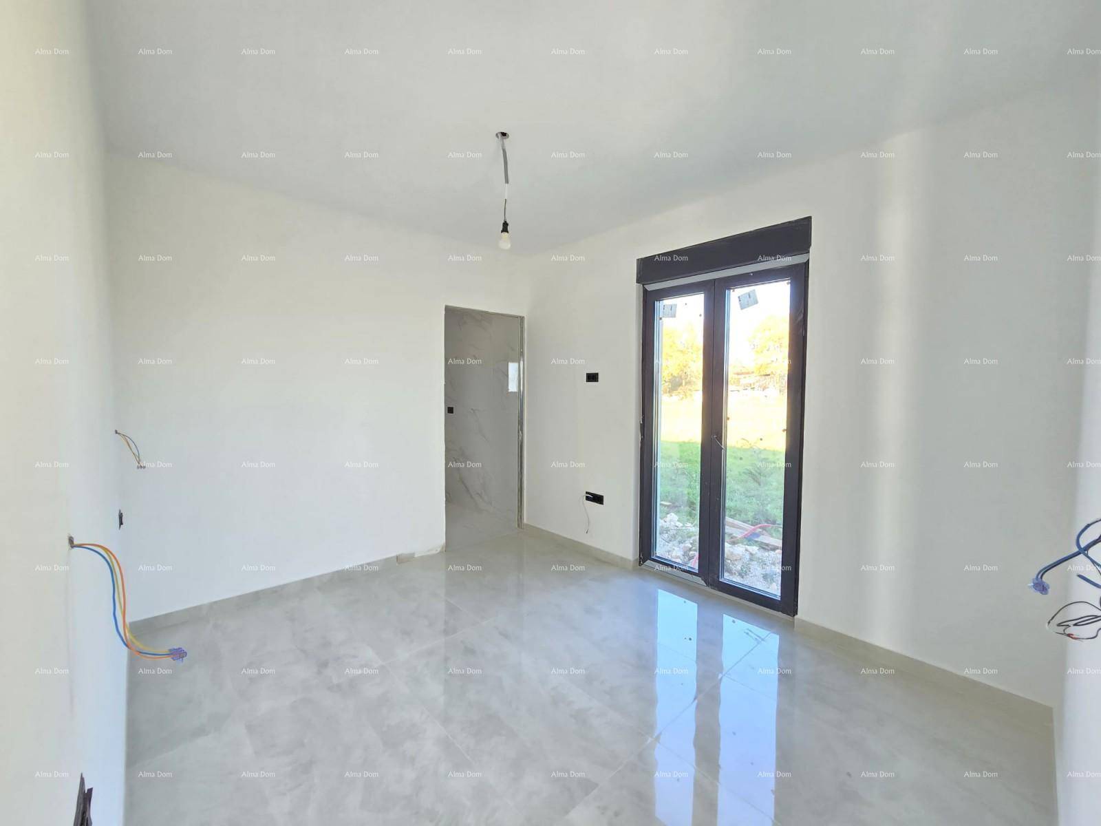 Helles Schlafzimmer im Rohbau mit glänzenden Fliesen und Zugang zum Außenbereich durch große Fenster.