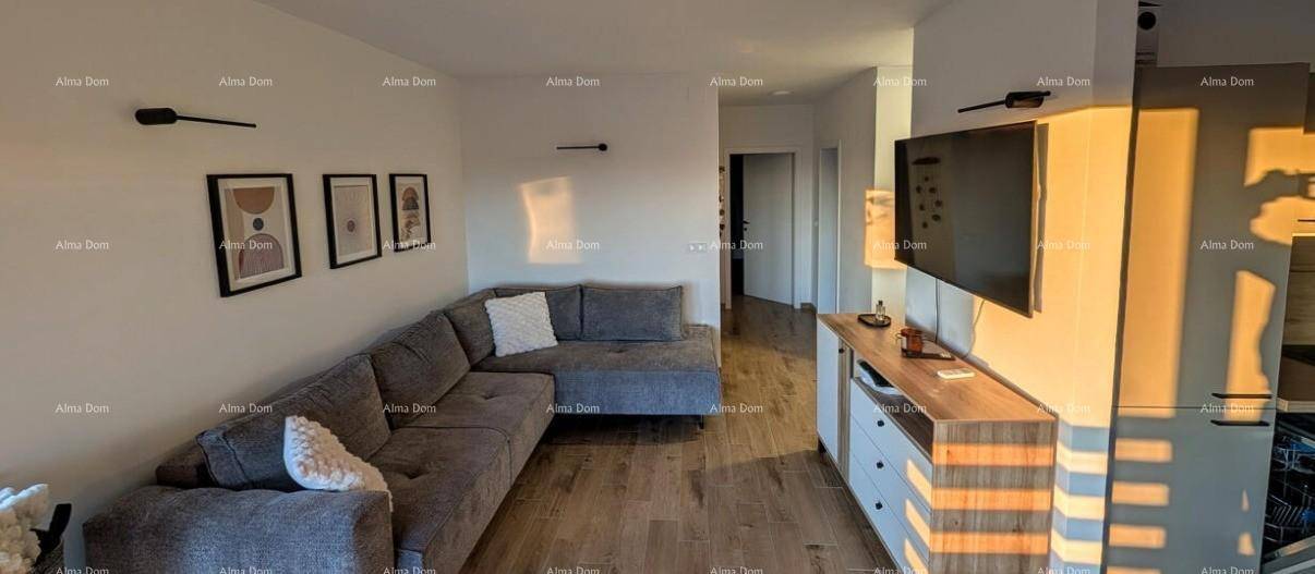 Gemütliches Wohnzimmer mit großem Ecksofa und moderner Wanddekoration, einladend gestaltet.