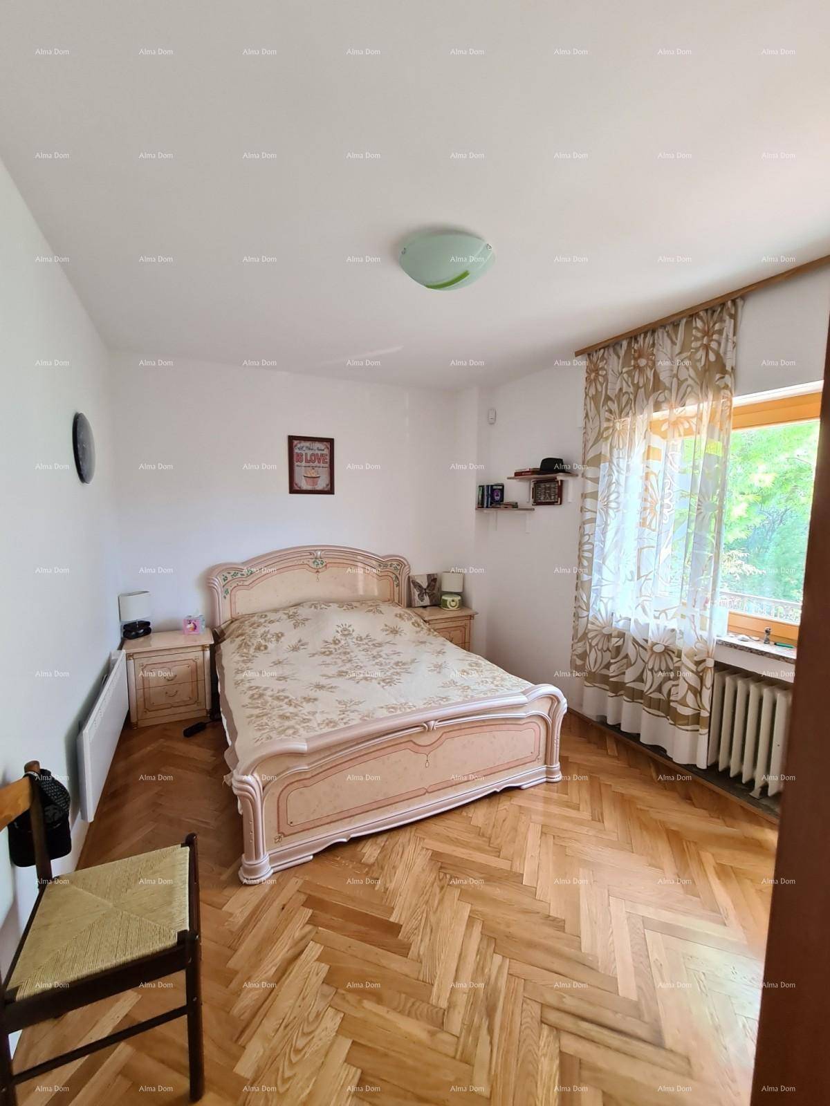 Klassisch eingerichtetes Schlafzimmer mit Parkettboden, Doppelbett und Nachttischen.