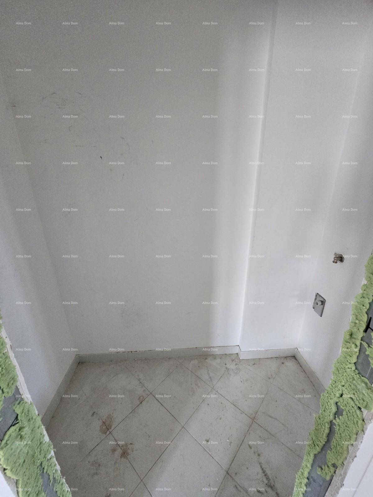 Leerer Raum im Rohbau mit Fliesenboden und sichtbaren Türrahmen.