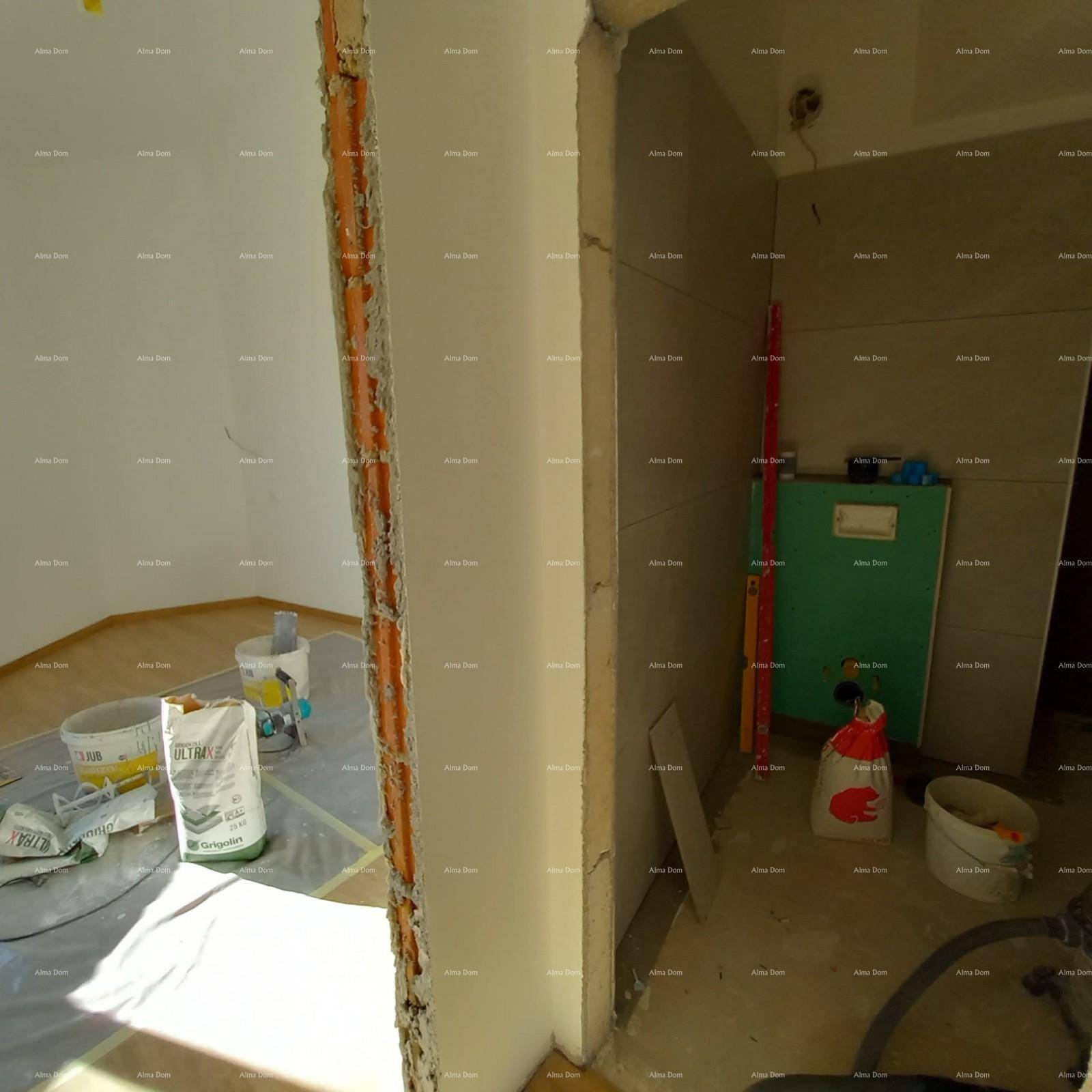 Unfertiger Raum im Bauzustand mit Baumaterialien und sichtbaren Leitungen.