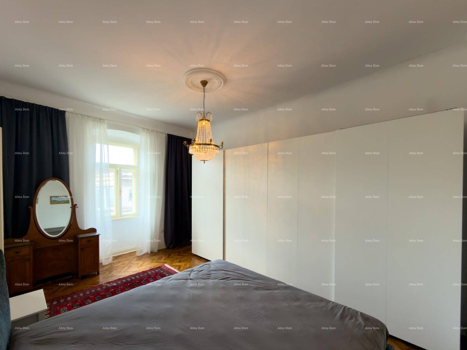 Schlafzimmer mit großem Bett, weißen Einbauschränken und einem Fenster, das viel Licht hereinlässt.