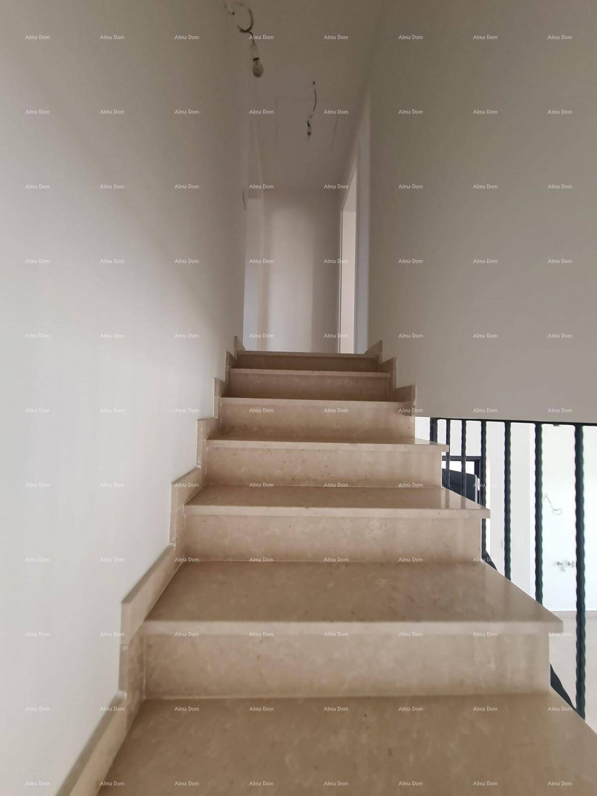 Elegante Steintreppe mit modernem Geländer, die die verschiedenen Ebenen des Hauses verbindet.