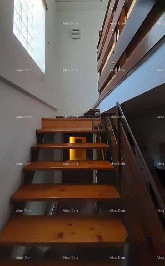 Holztreppe führt in die obere Etage, mit einem Glasbausteinfenster, das für natürliches Licht sorgt.