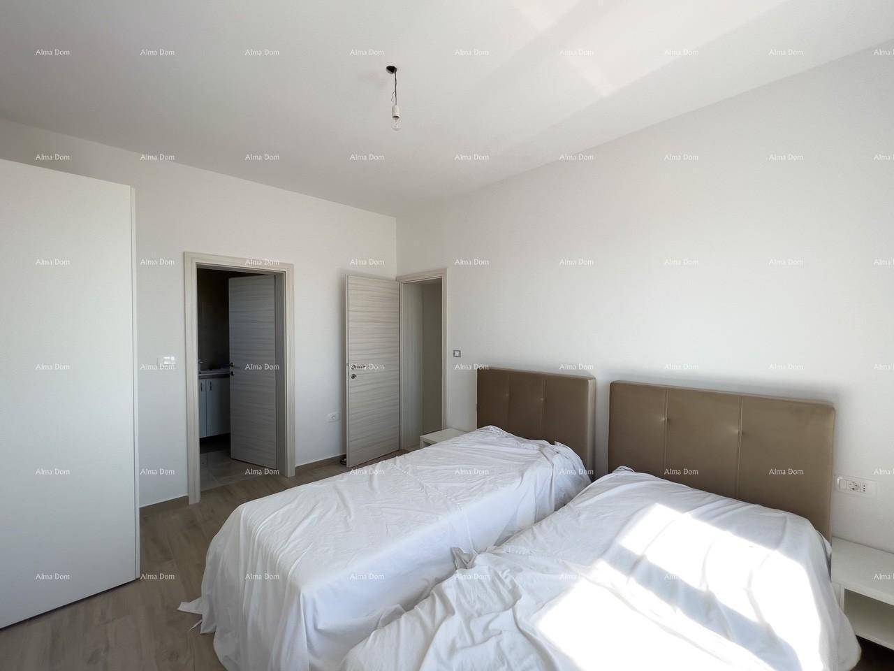 Geräumiges Schlafzimmer mit zwei Einzelbetten und Blick auf den Zugang zu einem weiteren Raum.