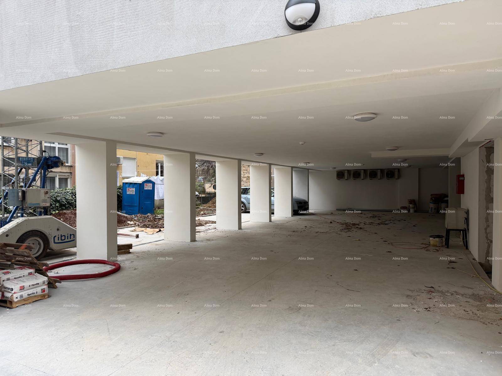 Geräumige, unfertige Tiefgarage oder offener Parkbereich im Erdgeschoss des Neubaus.
