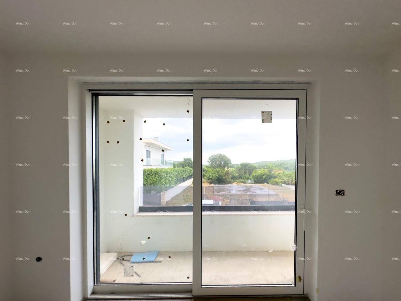 Heller Raum im Rohbau mit großen Schiebetüren zum Balkon und Blick ins Grüne.