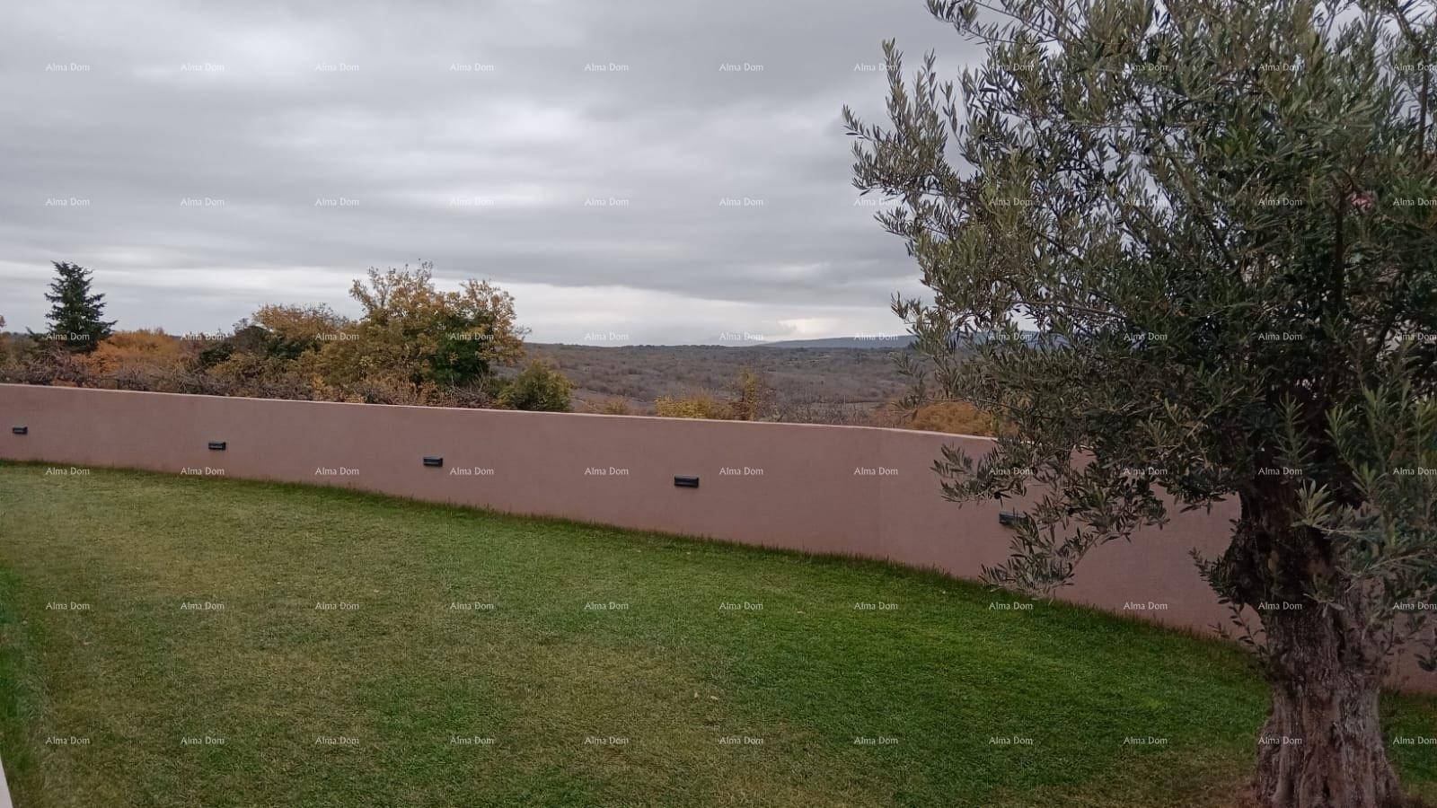 Gepflegter Garten mit Rasenfläche und weitem Blick auf die bewaldete Landschaft.