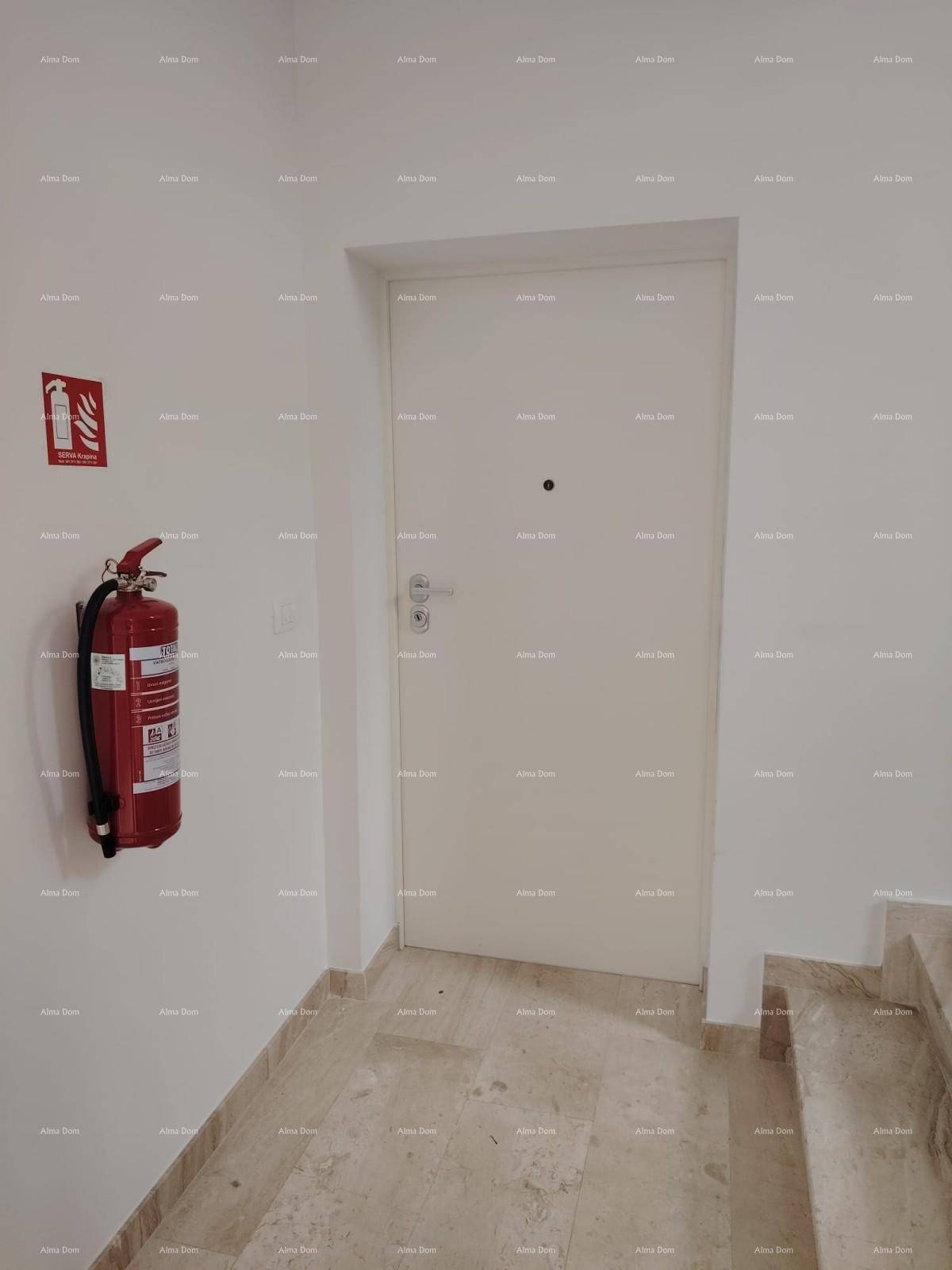 Eingangsbereich mit Fliesenboden, Sicherheitstür und Feuerlöscher für Notfälle.