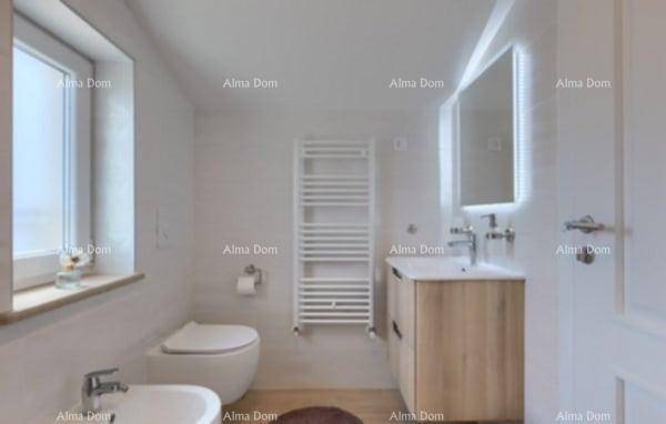 Helles modernes Badezimmer mit Waschbecken, WC, Bidet, beheiztem Handtuchhalter und Fenster.