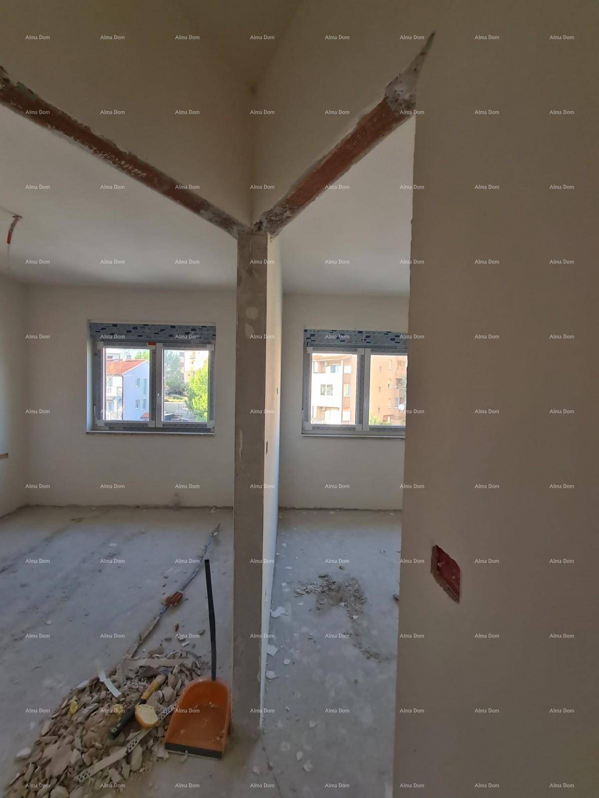 Rohbau-Raum mit zwei Fenstern, bereit für den Innenausbau und die Gestaltung.