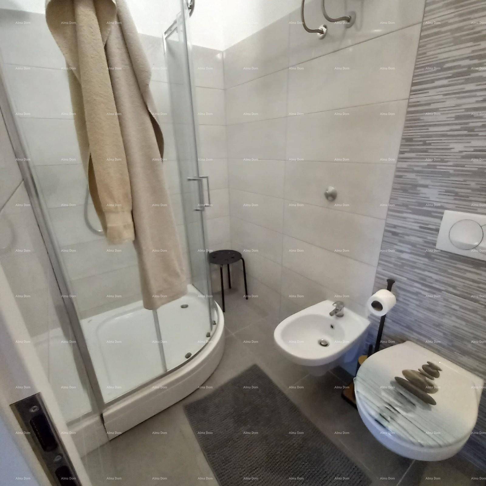 Modernes Badezimmer mit Duschkabine, Bidet und WC, hell gefliest.