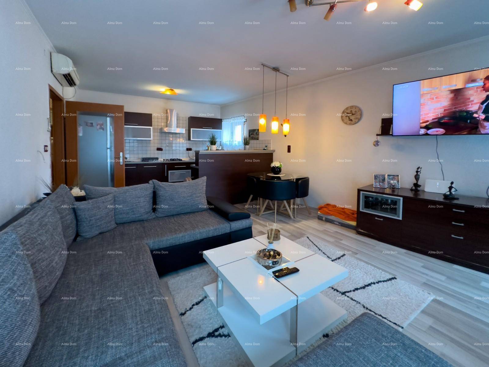 Gemütlicher Wohnbereich mit Ecksofa, Esstisch und offener Küche in heller Atmosphäre.