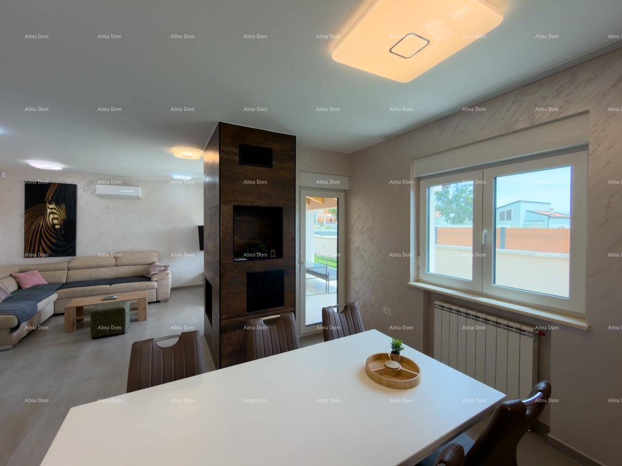 Heller Wohn- und Essbereich mit Kamin und Zugang zur Terrasse, ideal für gesellige Abende.