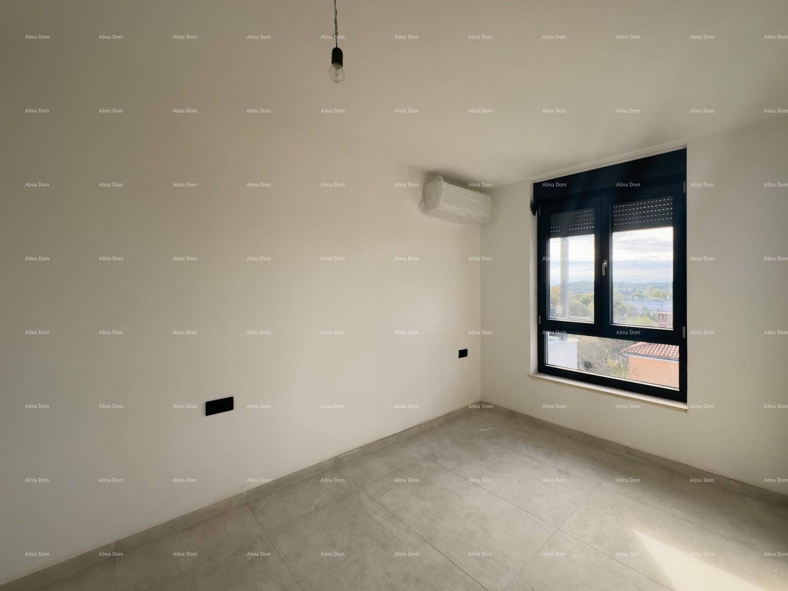 Unmöbliertes Schlafzimmer mit Klimaanlage und großem Fenster, das viel Licht hereinlässt.