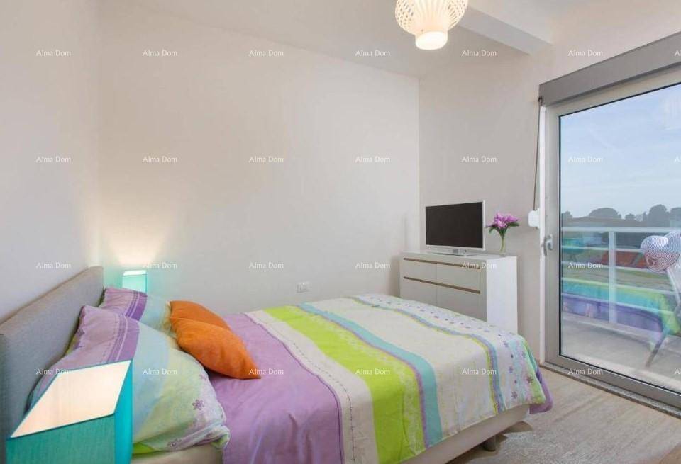 Helles Schlafzimmer mit Doppelbett, Kommode und Zugang zu einem Balkon mit Weitblick.