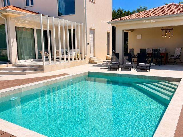 Außenbereich der Villa mit Pool, Sonnenliegen und überdachtem Essbereich.