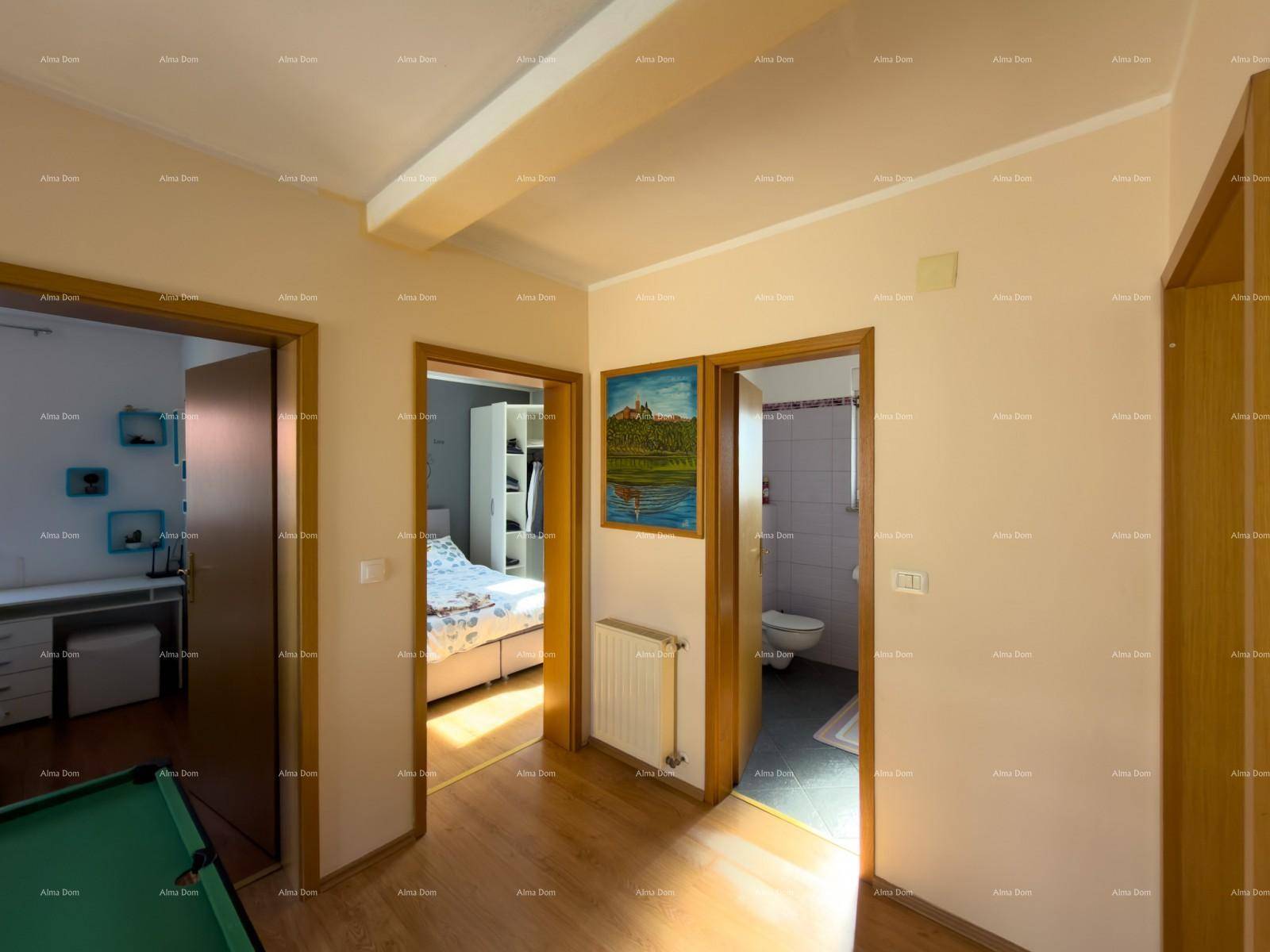 Flur im Obergeschoss mit Holzboden und Zugängen zu Schlafzimmern und Badezimmer.