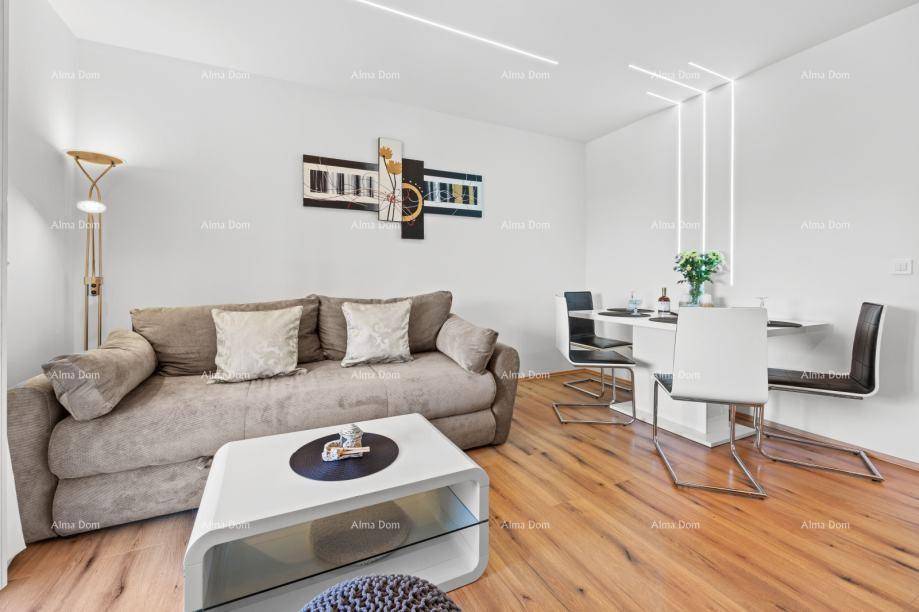 Moderner Wohn- und Essbereich mit beigem Sofa, Esstisch und Holzboden.