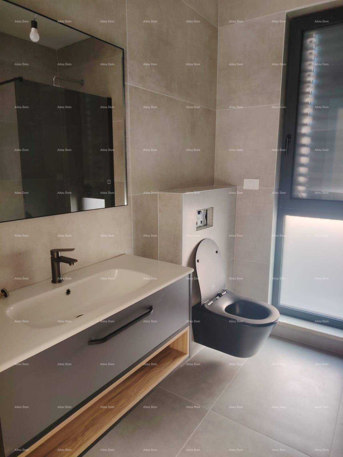 Modernes Badezimmer mit wandhängendem WC, Waschtisch und Fenster für Tageslicht.
