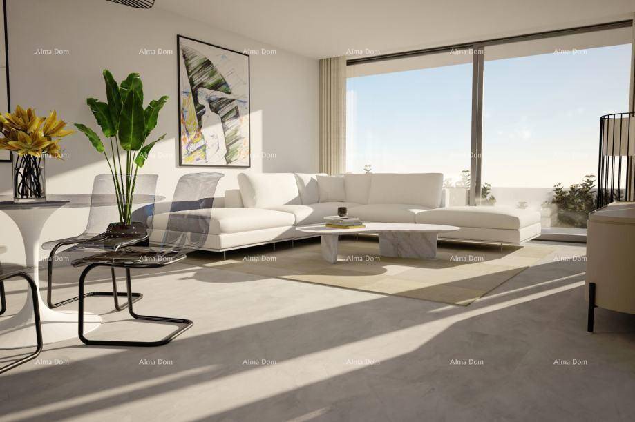 Helles Wohnzimmer mit großen Fenstern, modernem Sofa und minimalistischer Einrichtung, lichtdurchflutet.