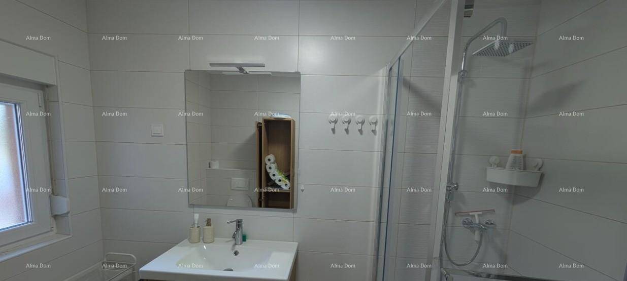 Modernes Badezimmer mit Einzelwaschbecken und geräumiger begehbarer Dusche mit Regenduschkopf.