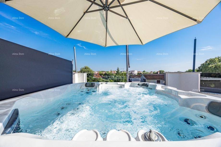 Sprudelnder Whirlpool auf der sonnigen Dachterrasse, ideal zum Entspannen im Freien.