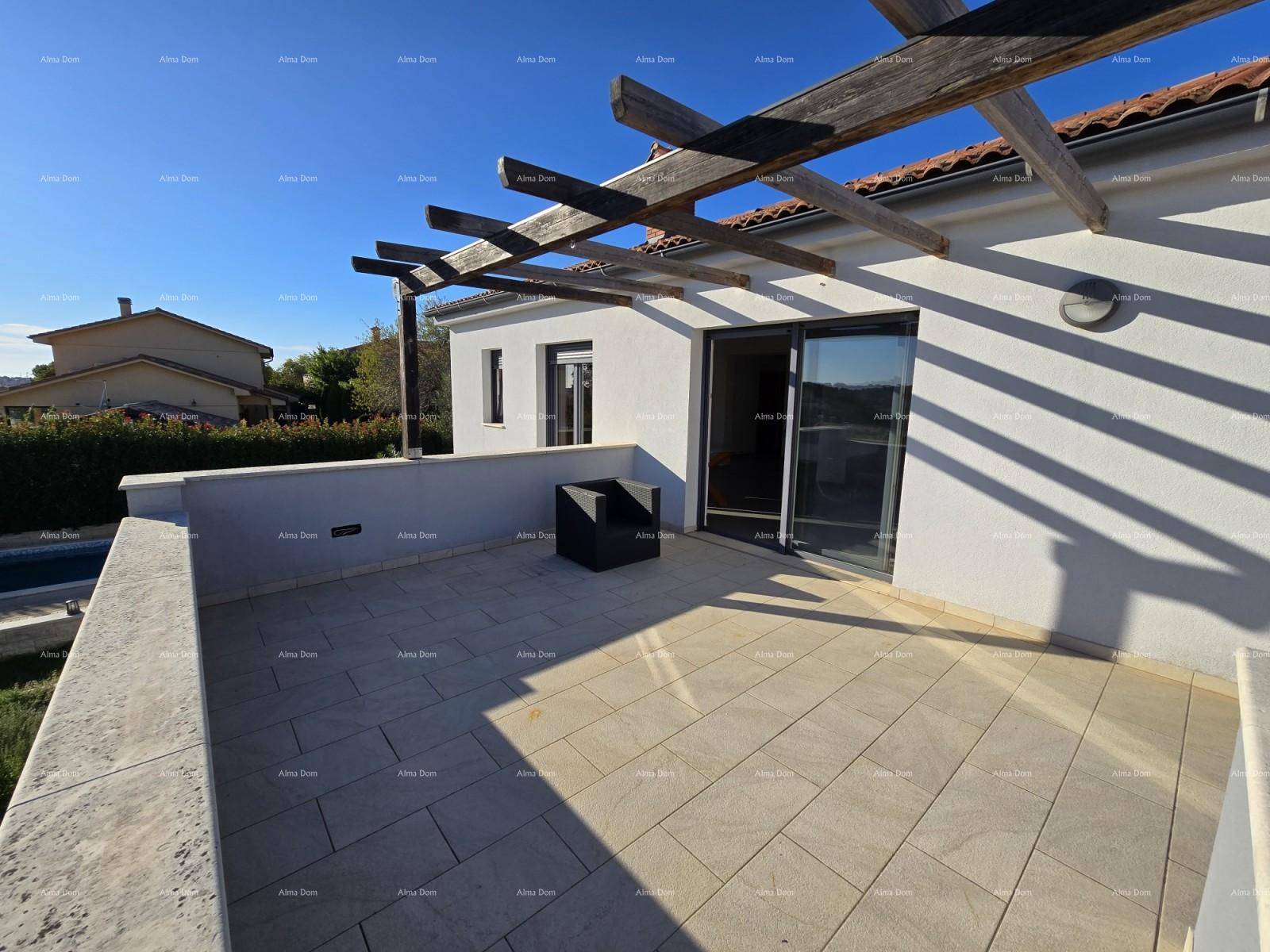 Dachterrasse mit Pergola und Blick auf das moderne Haus und die weite Landschaft.