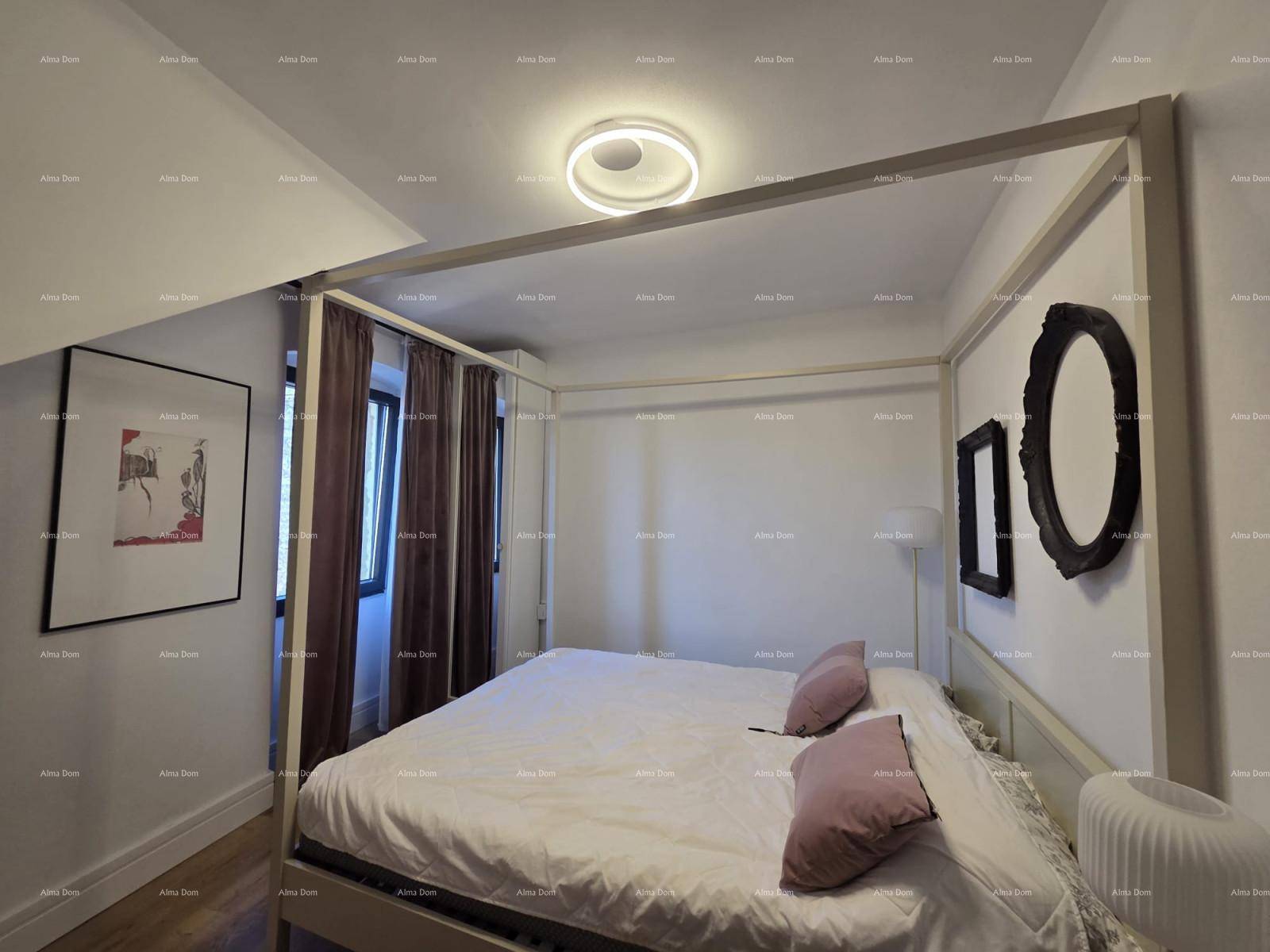 Helles Schlafzimmer mit weißem Himmelbett, dunklen Vorhängen und dekorativen Spiegeln an der Wand.