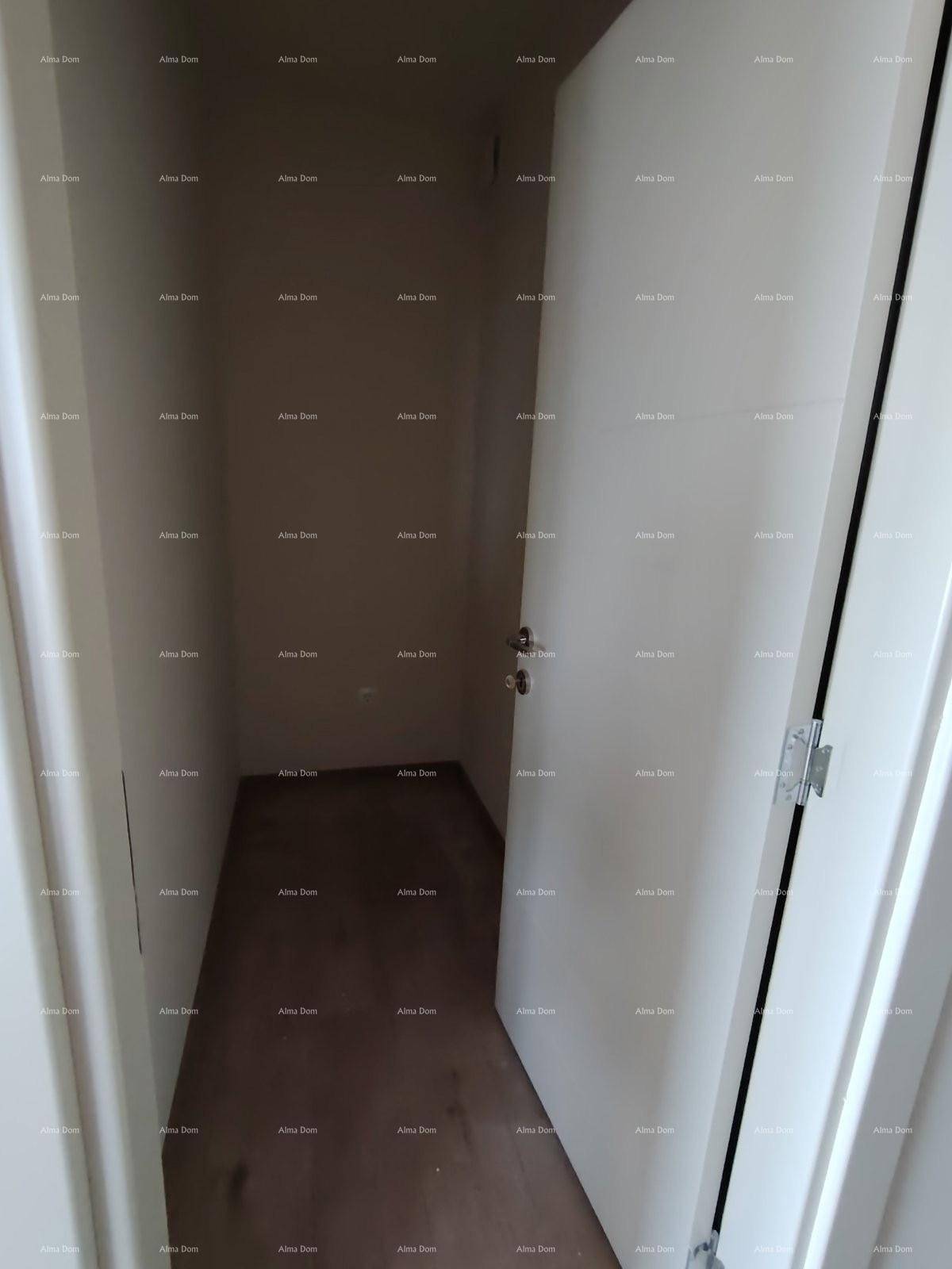 Kleiner Abstellraum oder begehbarer Schrank mit hellem Boden und Wänden.