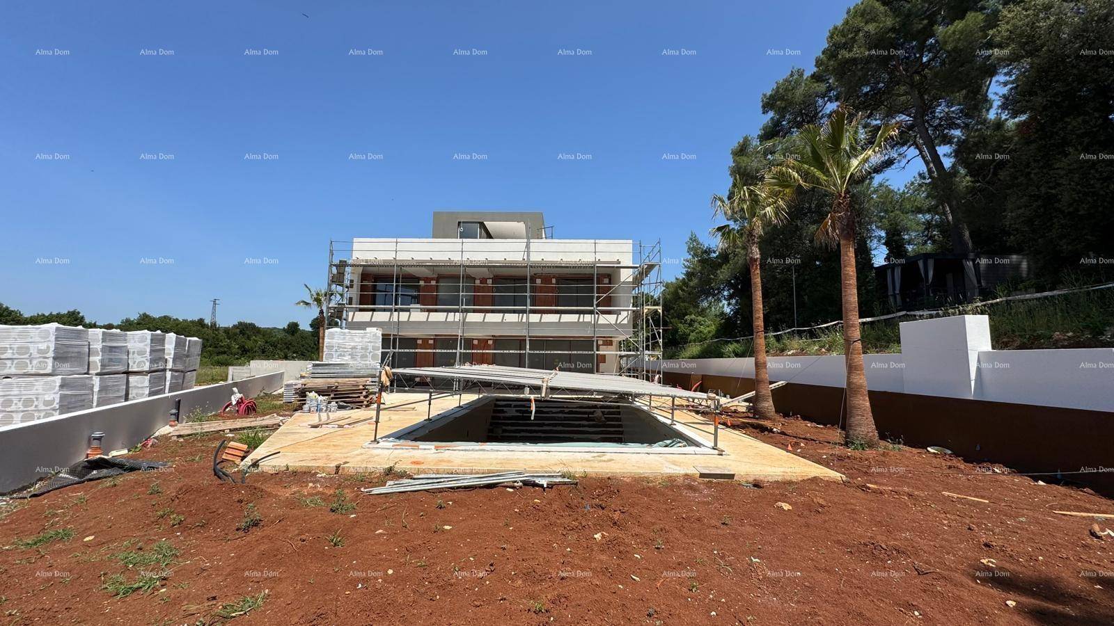 Baustelle eines modernen Hauses mit Rohbau des Pools und Palmen im Gartenbereich.