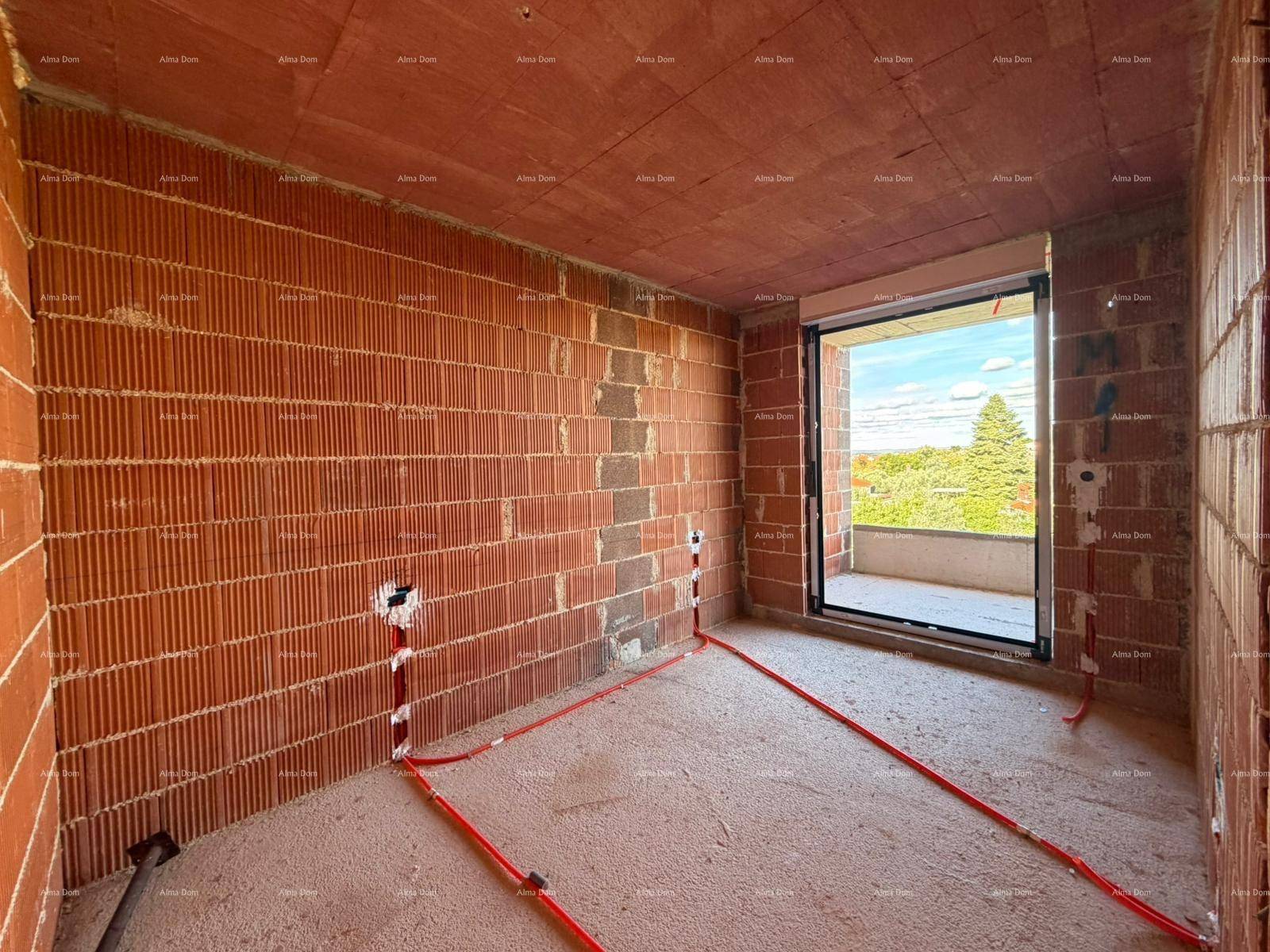 Schlafzimmer im Rohbau mit Fensteröffnung und vorbereiteten Elektroinstallationen.
