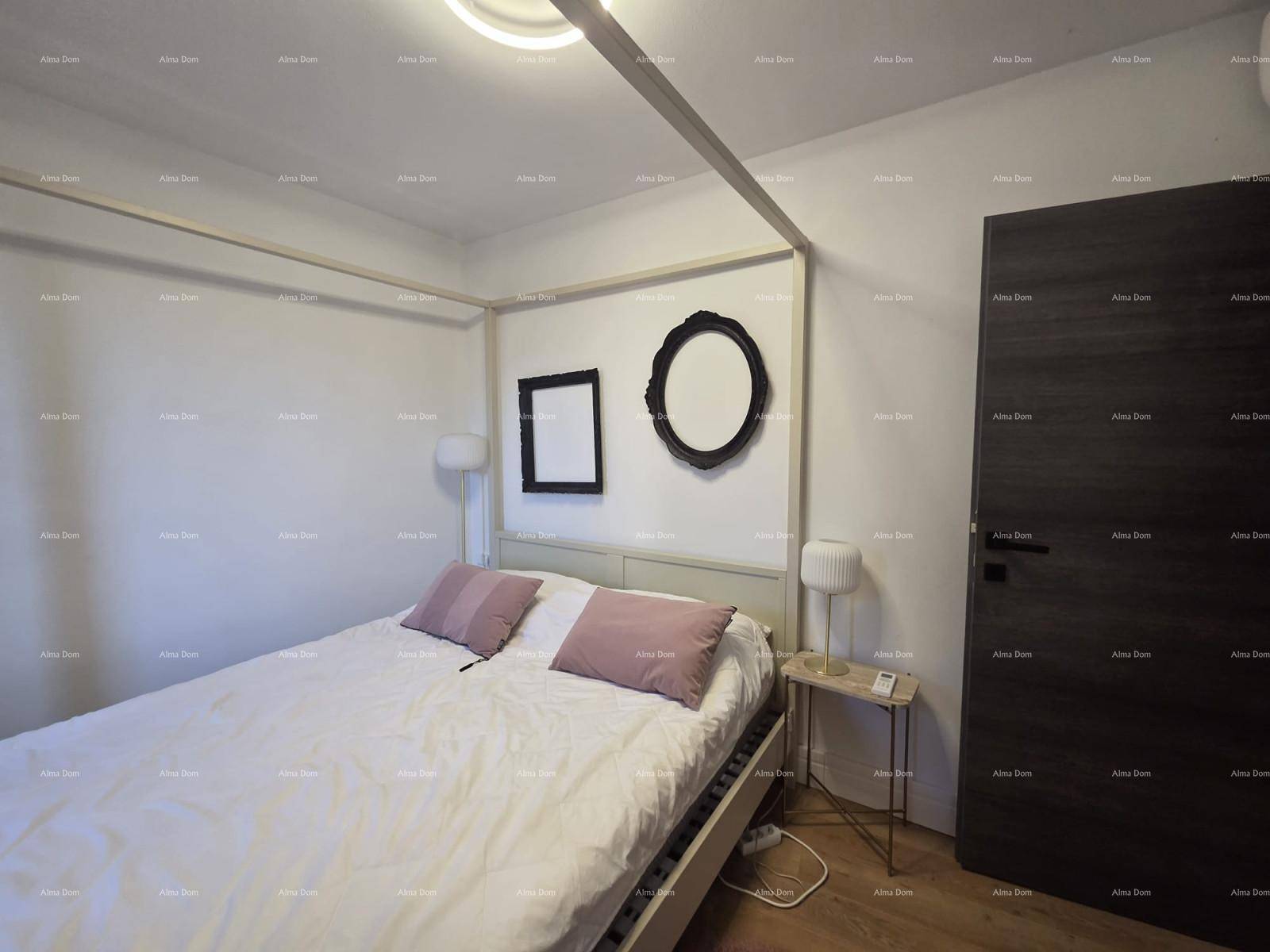 Helles Schlafzimmer mit weißem Himmelbett, dekorativen Spiegeln und einer modernen Holztür.