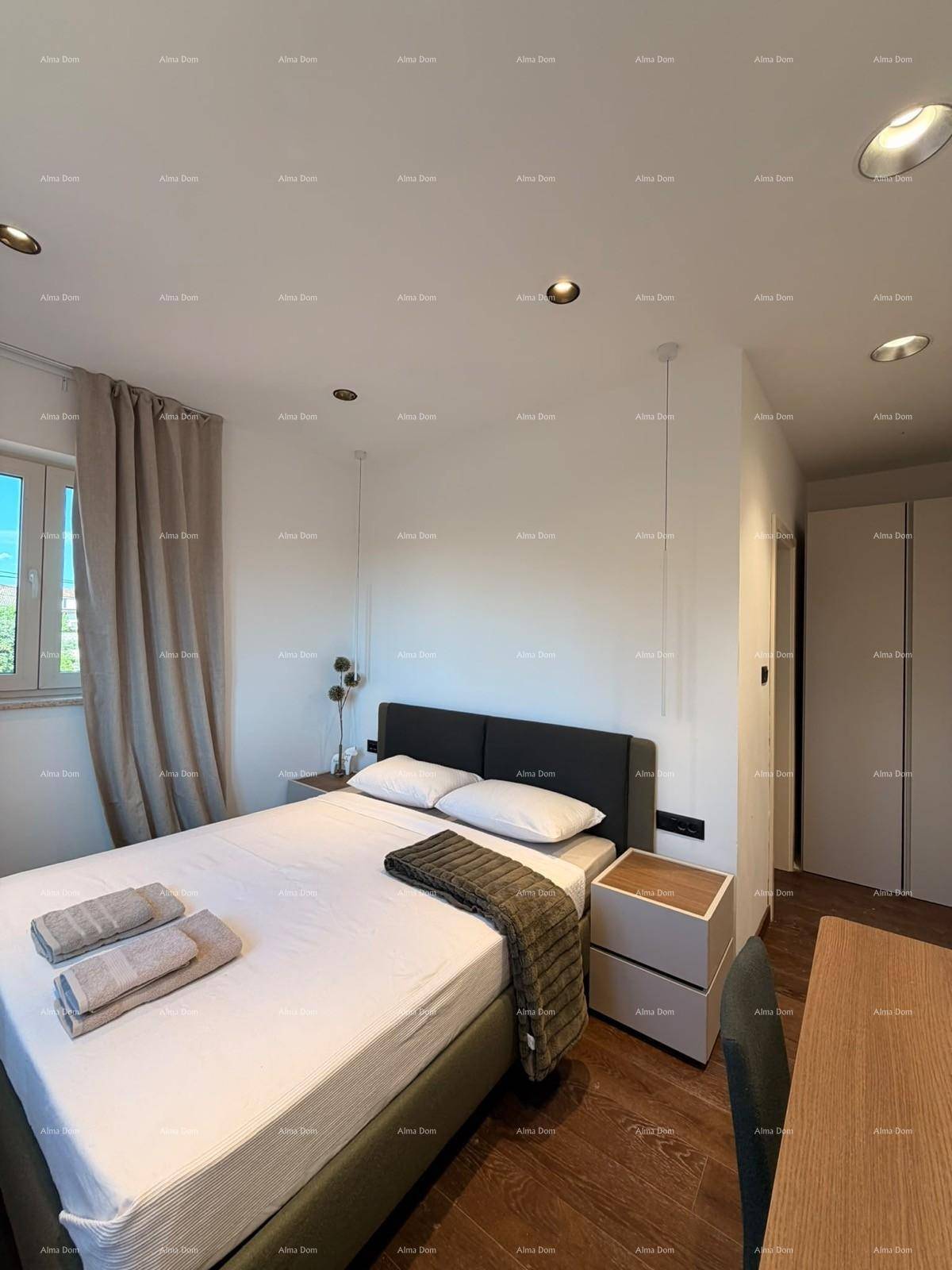 Gemütliches Schlafzimmer mit Doppelbett, Nachttischen und Einbauschränken.