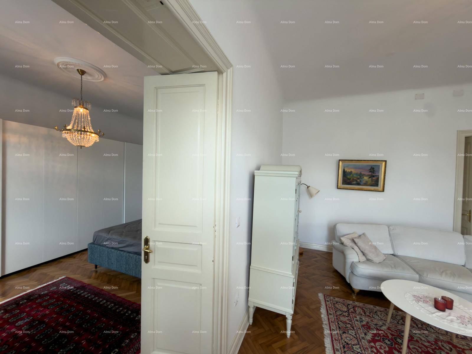 Blick vom Wohnzimmer in ein Schlafzimmer mit großem Bett und modernen Einbauschränken.
